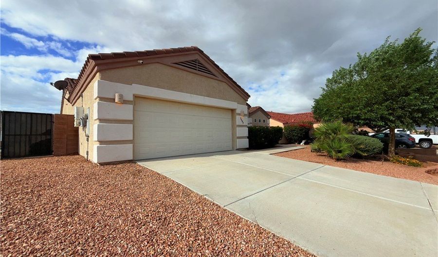 2302 Silverthorne Dr, Bullhead City, AZ 86442 - 3 Beds, 3 Bath