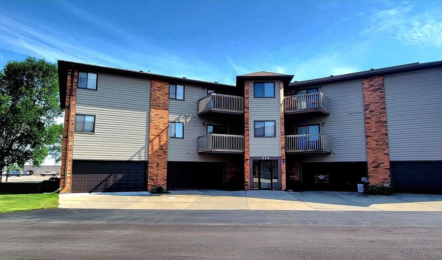 929 Circle Dr, Aberdeen, SD 57401 - 2 Beds, 2 Bath