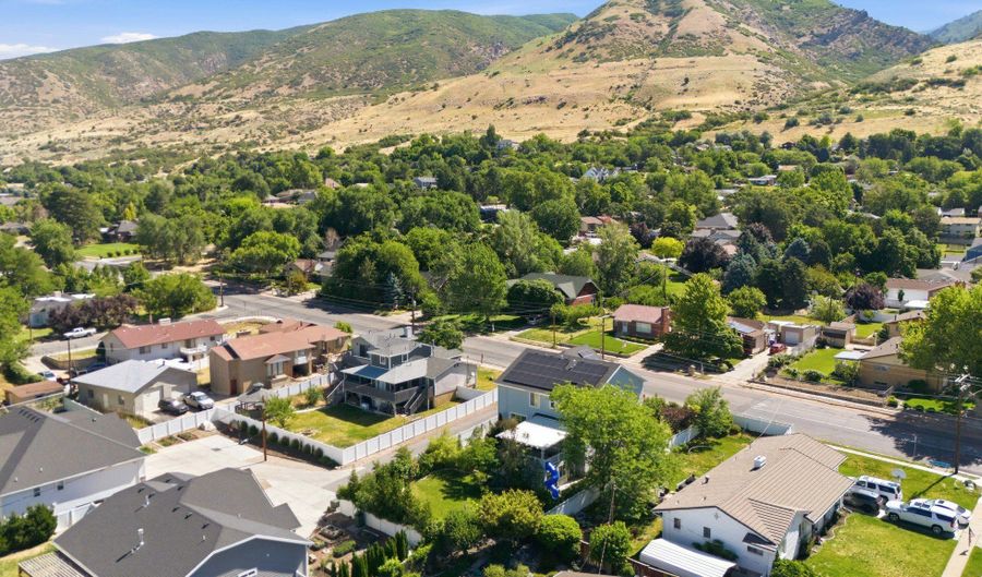 362 S 400 E, Centerville, UT 84014 - 6 Beds, 4 Bath