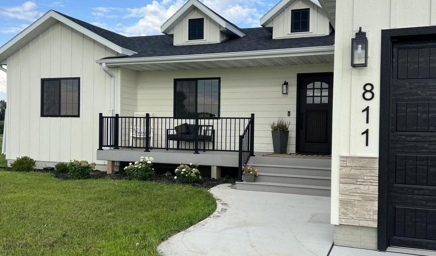 811 S Ibis St, Aberdeen, SD 57401 - 5 Beds, 4 Bath
