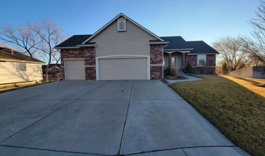 707 E Woodstone Ct, Andover, KS 67002 - 5 Beds, 3 Bath