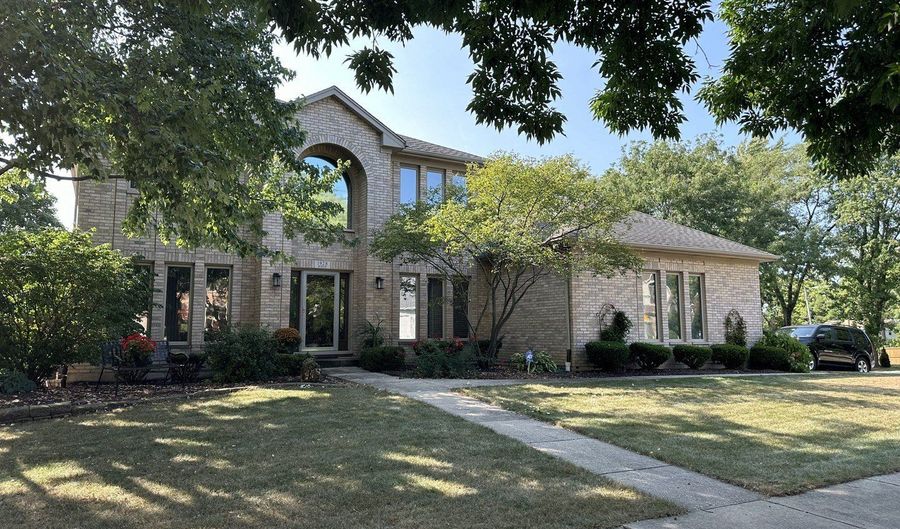 1928 N Ridge Ave, Arlington Heights, IL 60004 - 5 Beds, 4 Bath