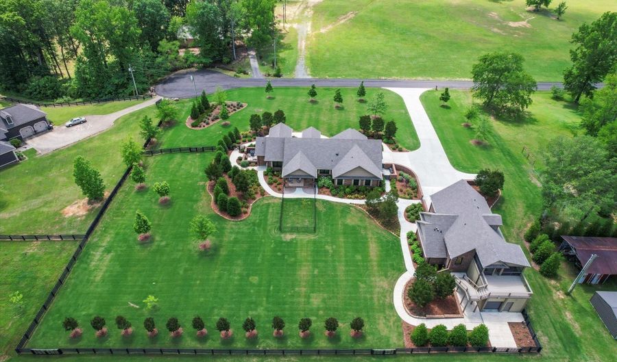 111 Appaloosa Dr, Albertville, AL 35951 - 3 Beds, 4 Bath