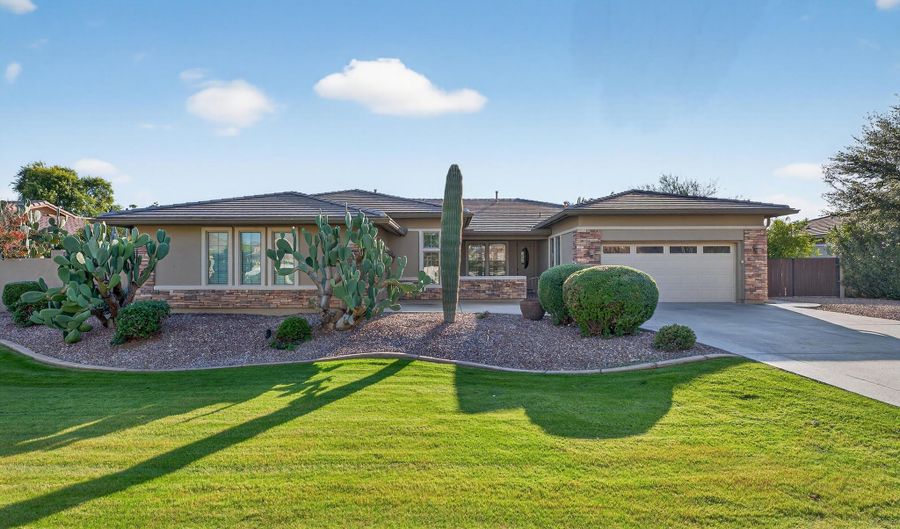 733 E FIELDSTONE Pl, Chandler, AZ 85249 - 5 Beds, 3 Bath