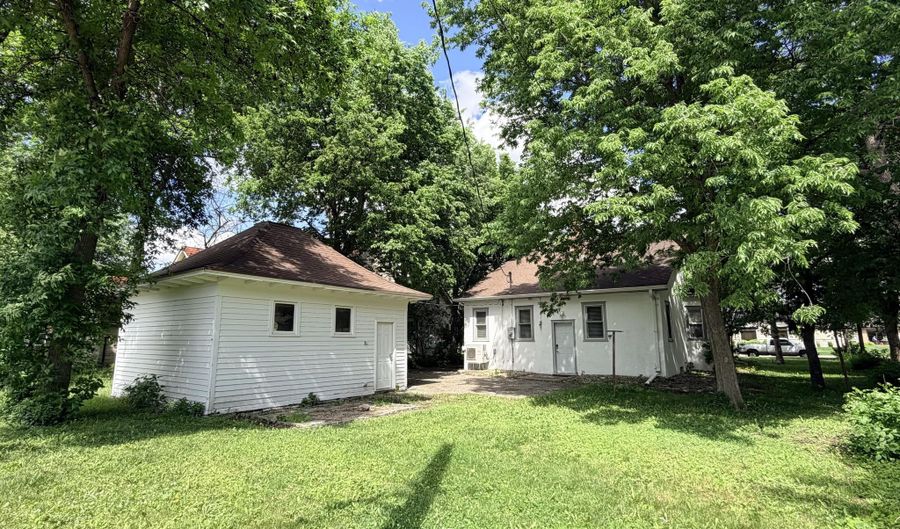 512 S Kline St, Aberdeen, SD 57401 - 5 Beds, 3 Bath