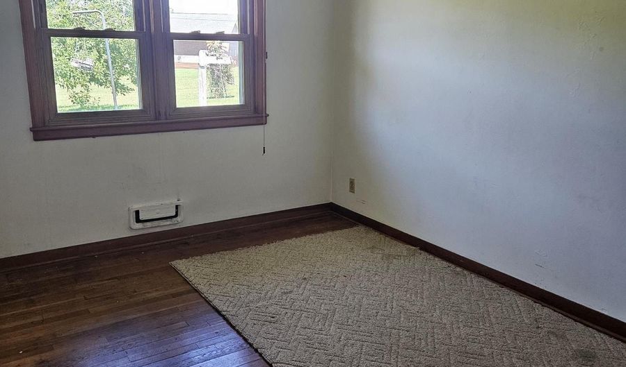 513 N Oak St, Agency, IA 52530 - 3 Beds, 1 Bath