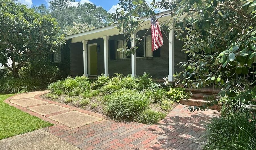 911 Morningside Dr, Brookhaven, MS 39601 - 3 Beds, 2 Bath