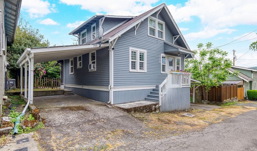 705 JACKSON St, Oregon City, OR 97045 - 3 Beds, 2 Bath