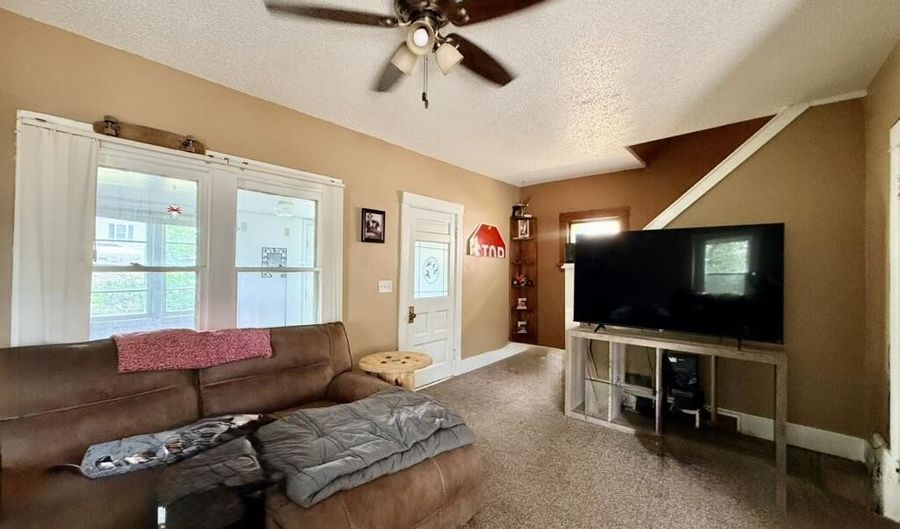 1015 S Lincoln St, Aberdeen, SD 57401 - 5 Beds, 3 Bath