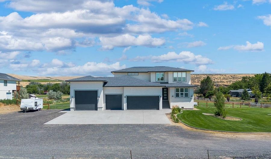 9216 E Pendleton Rd, Benton City, WA 99320 - 4 Beds, 4 Bath
