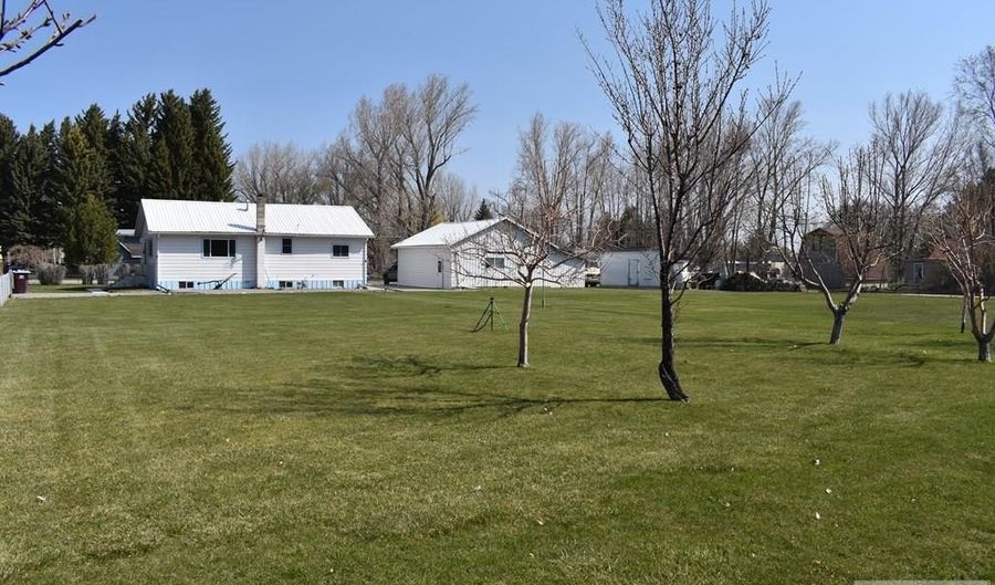 207 S 3rd E, Aberdeen, ID 83210 - 3 Beds, 2 Bath