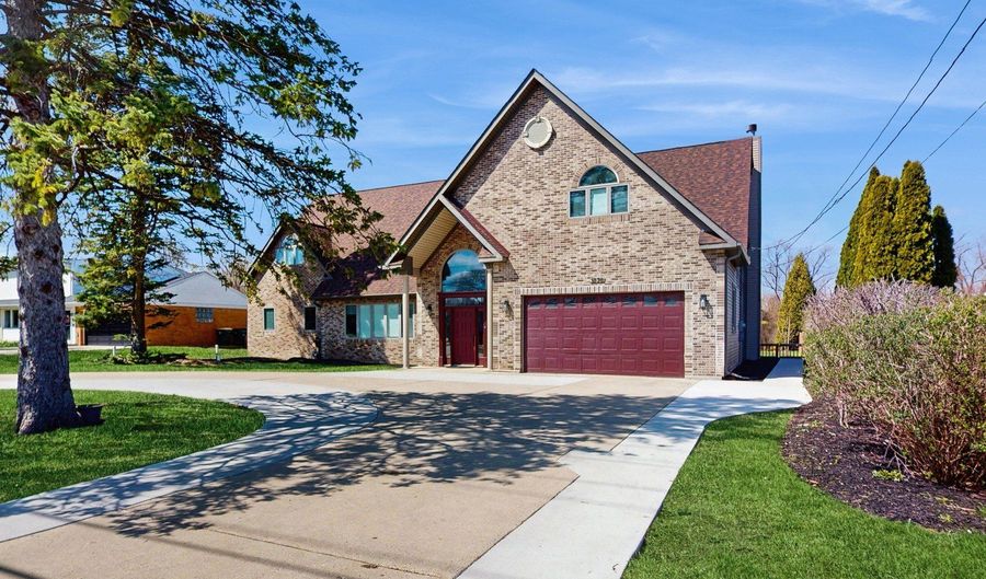 1838 N Windsor Dr, Arlington Heights, IL 60004 - 4 Beds, 3 Bath