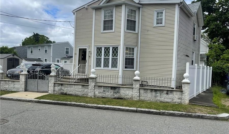 50 Washington Ave, East Providence, RI 02915 - 3 Beds, 2 Bath