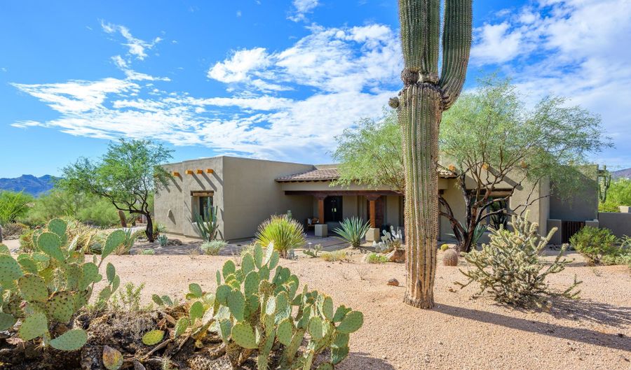 8930 E CAVE CREEK Rd, Carefree, AZ 85377 - 3 Beds, 4 Bath