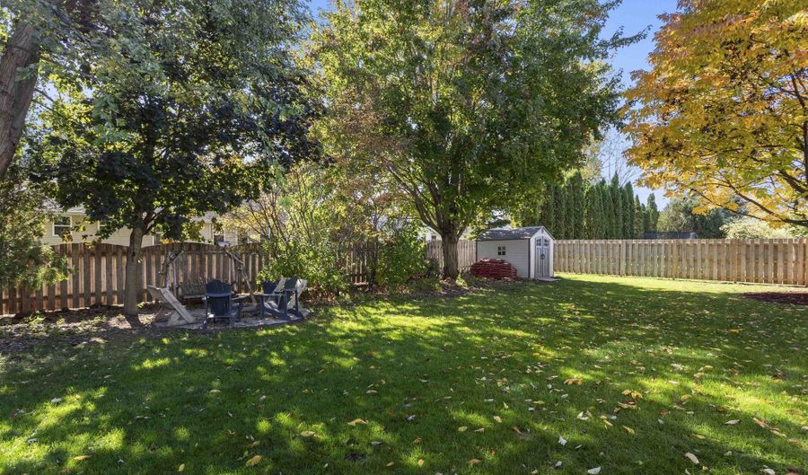 W2429 HOLLY Lane, Appleton, WI 54915 - 5 Beds, 4 Bath