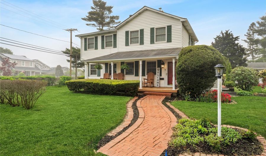 4 Coles Ave, Amityville, NY 11701 - 4 Beds, 2 Bath
