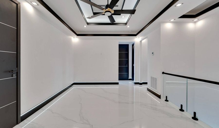 517 Treviso Dr, Apollo Beach, FL 33572 - 4 Beds, 5 Bath