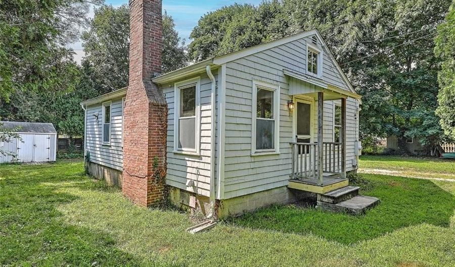 9 Courtland Dr, Narragansett, RI 02882 - 2 Beds, 1 Bath