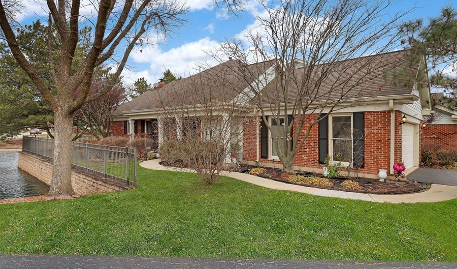 2060 N Charter Point Dr, Arlington Heights, IL 60004 - 2 Beds, 2 Bath