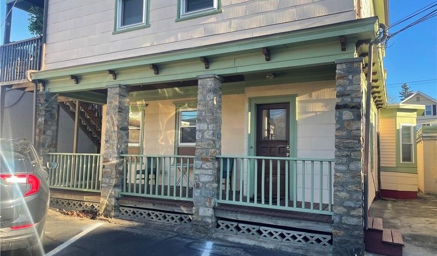 585 Main St 2A, East Greenwich, RI 02818 - 2 Beds, 1 Bath