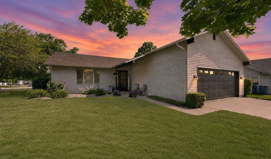 1004 Elm St, Auburn, IN 46706 - 3 Beds, 3 Bath