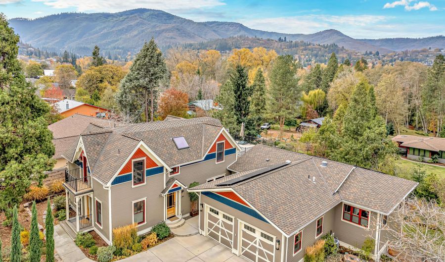 767 Oak St, Ashland, OR 97520 - 4 Beds, 5 Bath