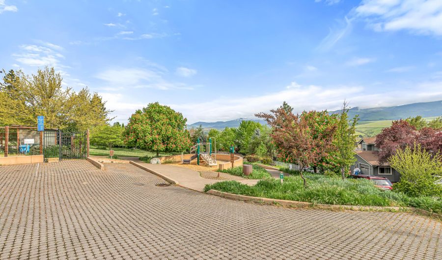 581 Scenic Dr, Ashland, OR 97520 - 3 Beds, 3 Bath