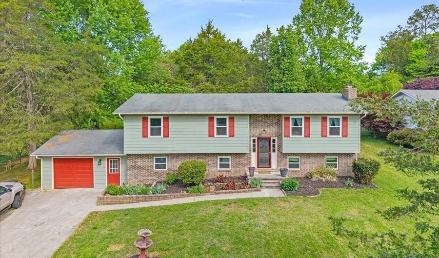 1305 Ridgeway Cir, Athens, TN 37303 - 4 Beds, 3 Bath