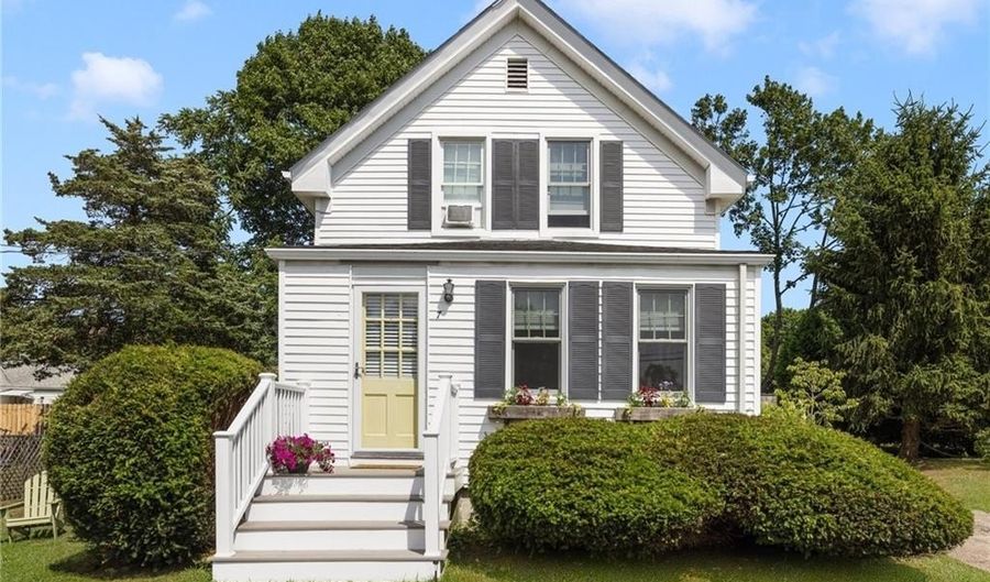 7 Pleasant Vw, Jamestown, RI 02835 - 3 Beds, 2 Bath