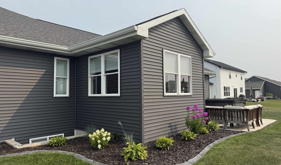 2849 E SUNSTONE Pl, Appleton, WI 54913 - 4 Beds, 3 Bath