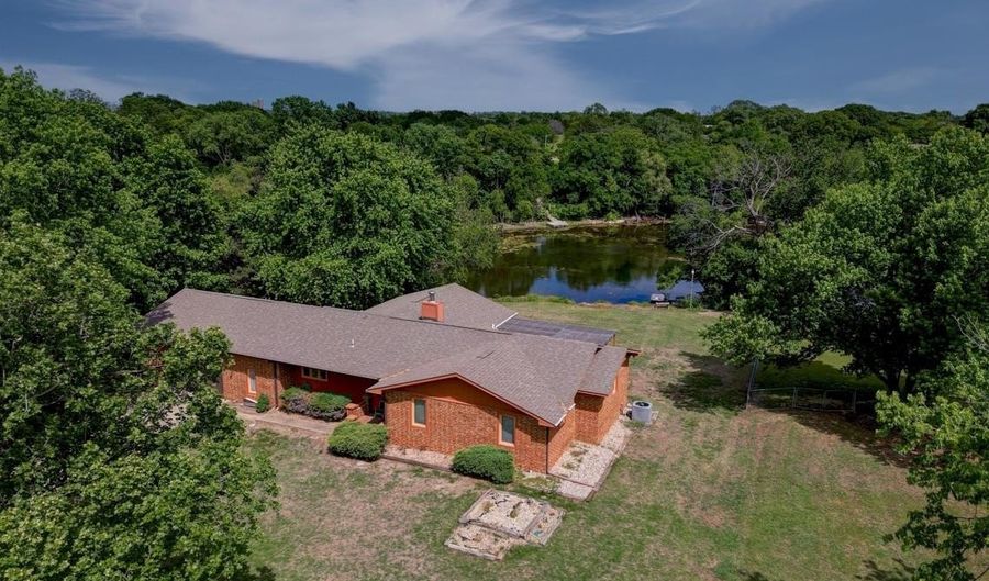 4 Lakeridge Dr, Arkansas City, KS 67005 - 3 Beds, 2 Bath