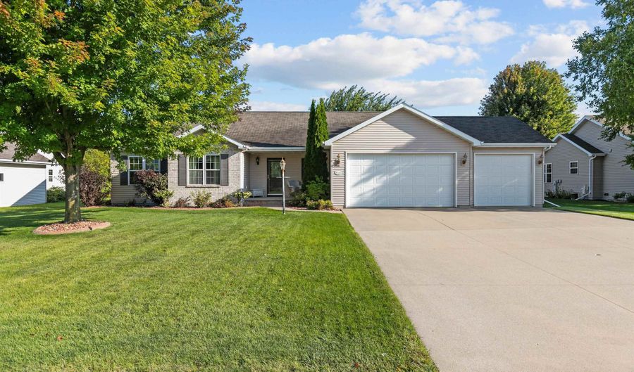 W5862 GERANIUM Drive, Appleton, WI 54915 - 3 Beds, 2 Bath