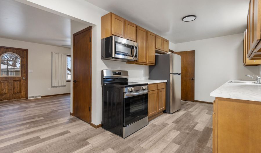 1726 SW 9th Ave, Aberdeen, SD 57401 - 3 Beds, 2 Bath