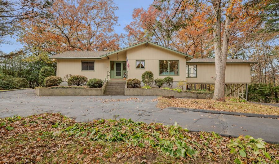 15 Goulart Dr, Bozrah, CT 06334 - 3 Beds, 2 Bath