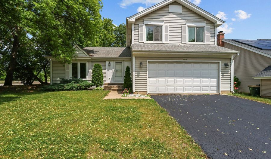1316 W MEADE Ln, Arlington Heights, IL 60004 - 3 Beds, 2 Bath
