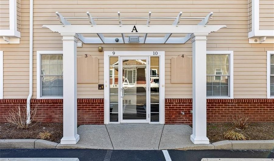 60 Bay Spring Ave A9, Barrington, RI 02806 - 2 Beds, 2 Bath