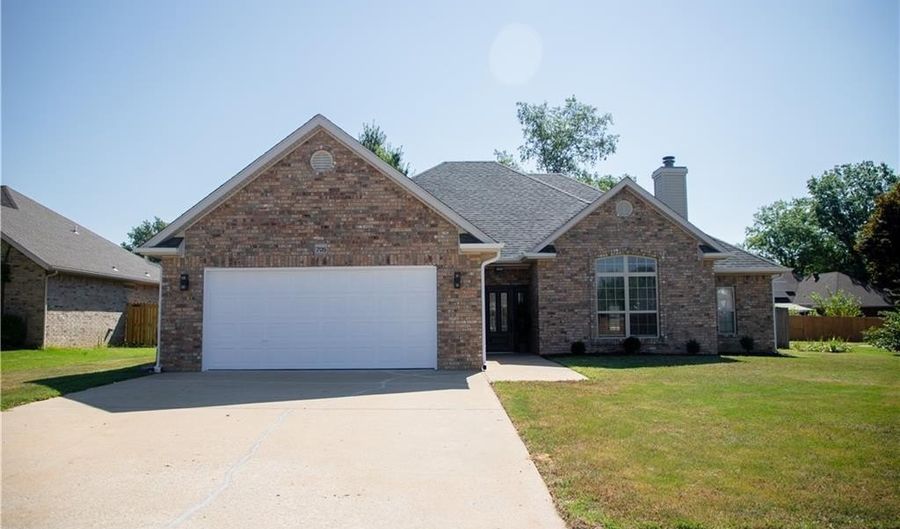 705 Drake St, Bentonville, AR 72712 - 4 Beds, 2 Bath