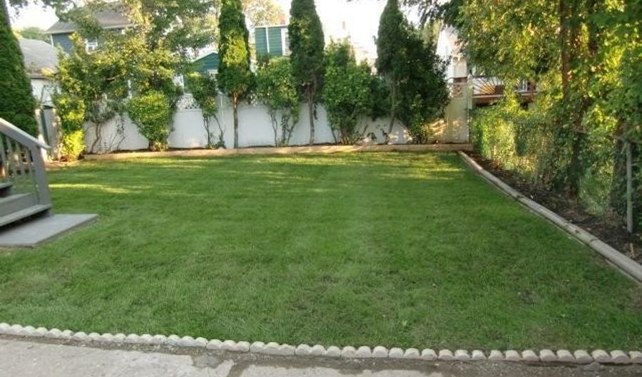 210 Merritt Ave, Bergenfield, NJ 07621 - 4 Beds, 2 Bath