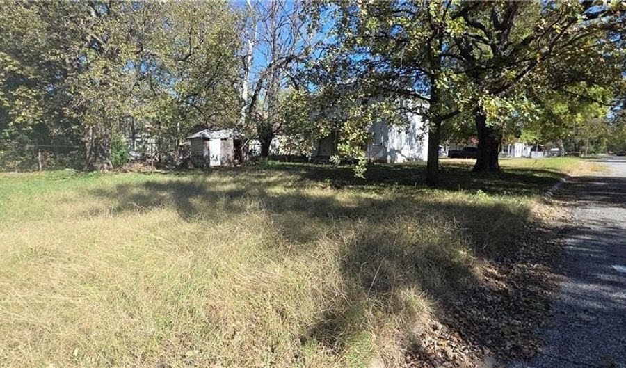 1325 S H St, Arkansas City, KS 67005 - 5 Beds, 1 Bath