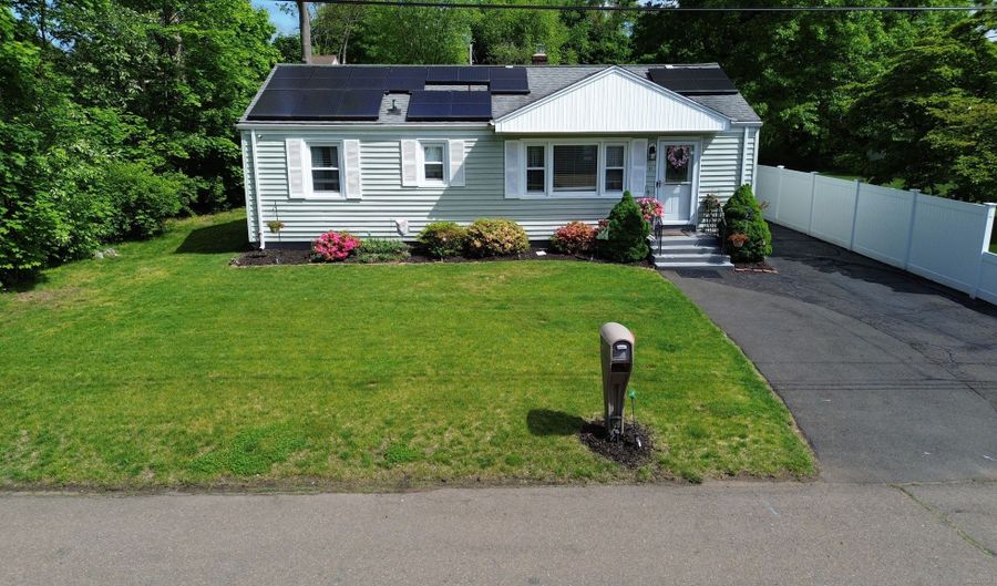 11 May St, North Haven, CT 06473 - 3 Beds, 2 Bath