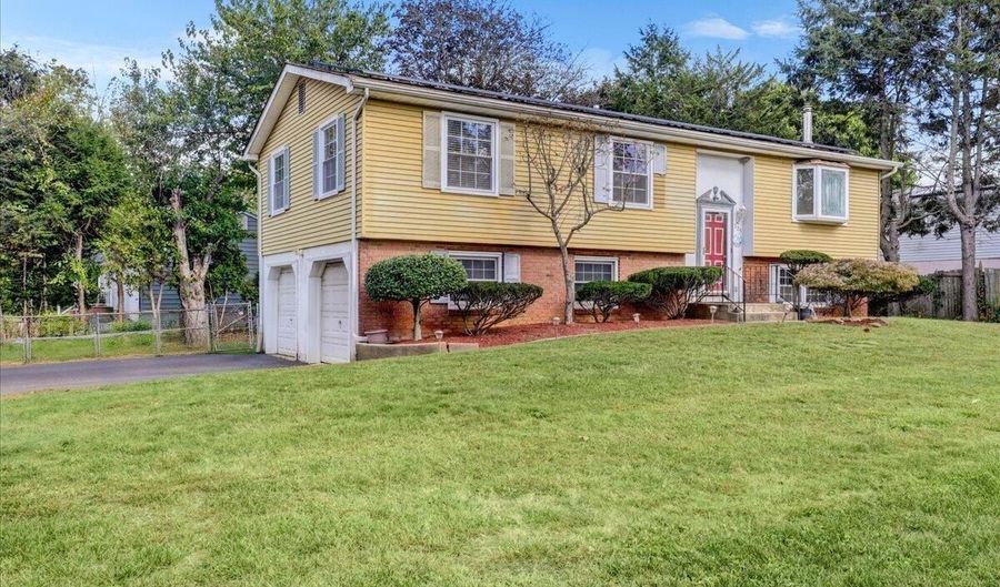 325 Meinzer St, Aberdeen, NJ 07747 - 3 Beds, 2 Bath