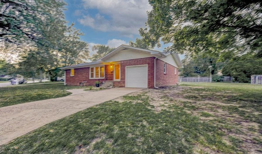 232 Greenway Rd, Arkansas City, KS 67005 - 3 Beds, 2 Bath
