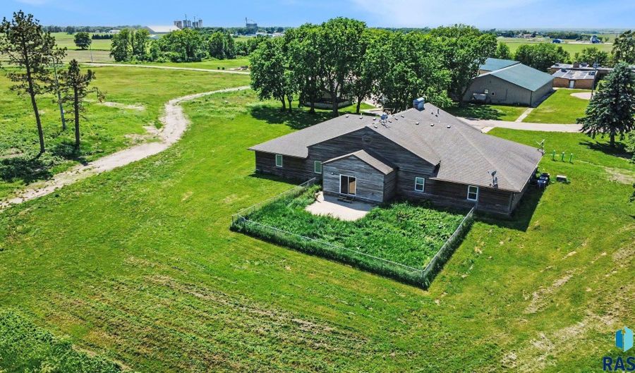 47256 SD Hwy 46, Beresford, SD 57004 - 10 Beds, 4 Bath