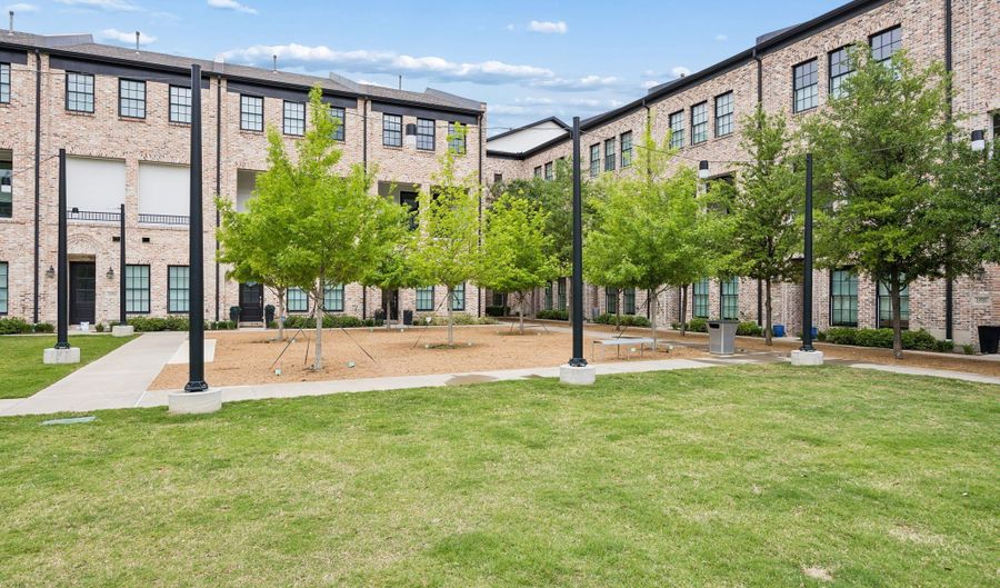 14971 Oak St, Addison, TX 75001 - 3 Beds, 4 Bath