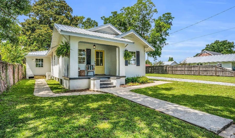 406 Easterbrook St, Bay St. Louis, MS 39520 - 2 Beds, 2 Bath