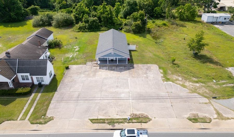 278 S Main St, Baxley, GA 31513 - 0 Beds, 3 Bath