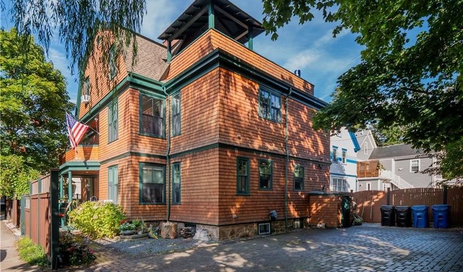 17 Lincoln St, Newport, RI 02840 - 9 Beds, 4 Bath
