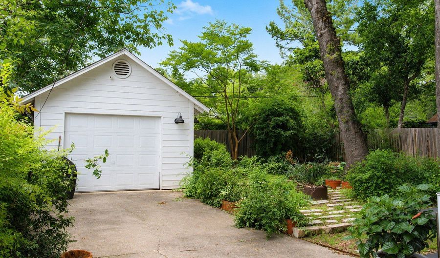 211 MONTCLAIR St, Alamo Heights, TX 78209 - 2 Beds, 1 Bath