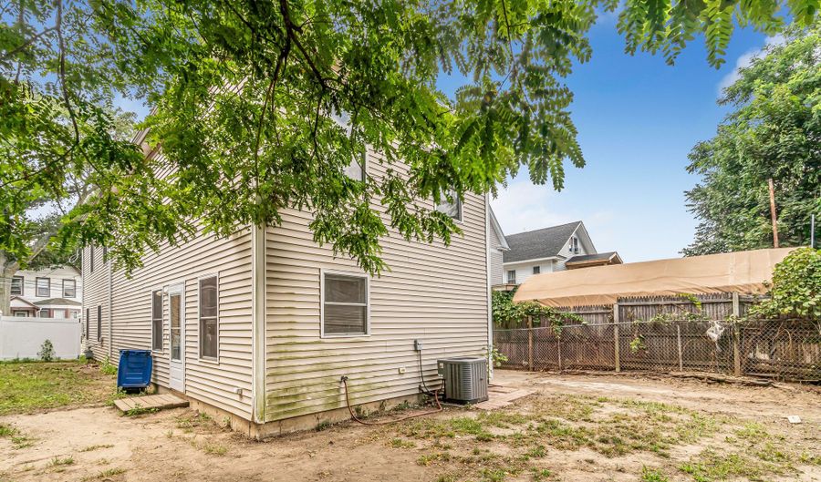 196 5th St, Bridgeport, CT 06607 - 6 Beds, 3 Bath