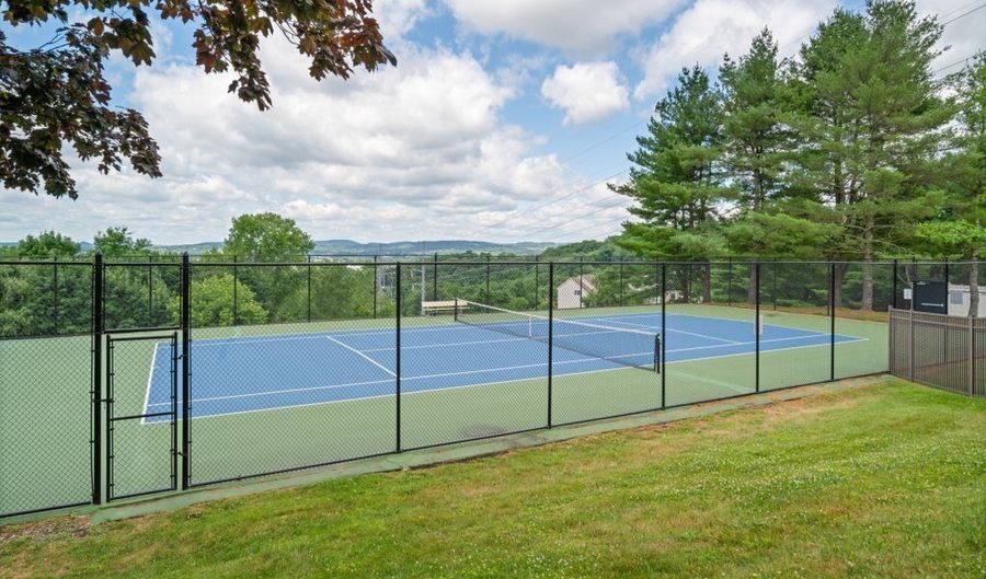 27 Crows Nest Ln 7E, Danbury, CT 06810 - 2 Beds, 2 Bath